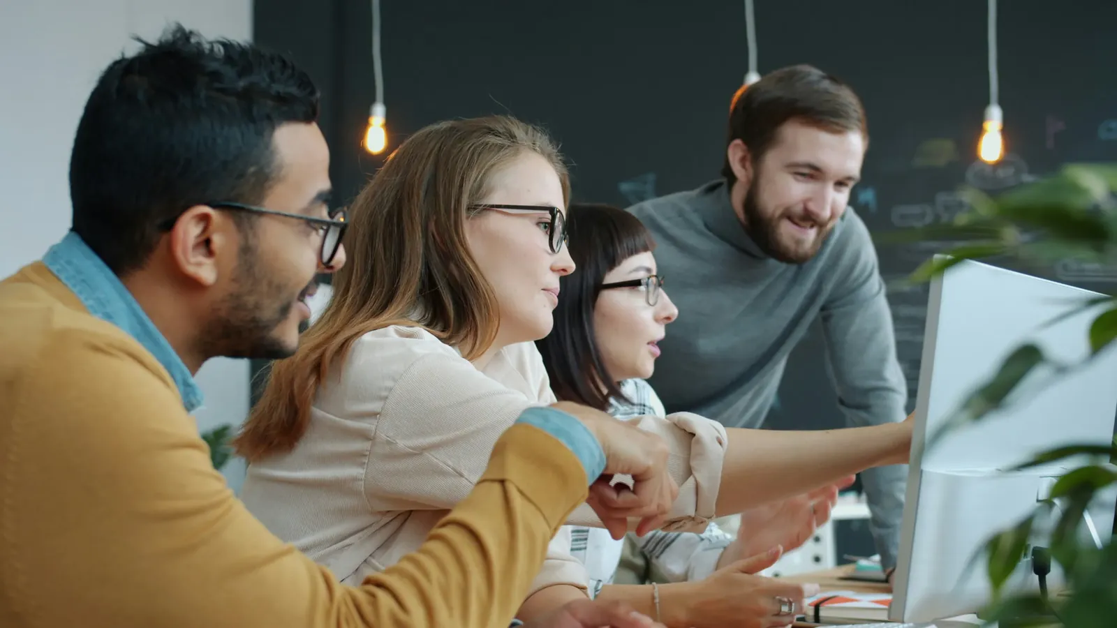 Collega's bekijken samen een scherm